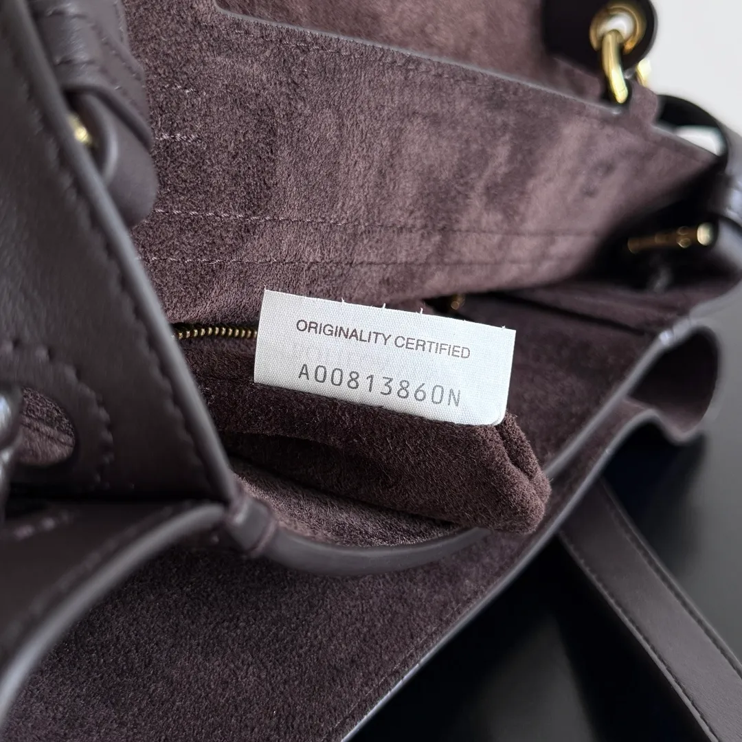 Batch 2060 BottegaVeneta Latest Ciao Ciao Bag Silky cowhide two-way flap handbag with signature twist detail, hidden hook closure, flap can be fastened to the front or attached to the INTRECCIATO woven internal pocket, comes with an adjustable and removable crossbody strap, internal compartment, and also features a zippered pocket. The surprise flap has various shapes. Style 1 - Cover the bag surface, exposing the knot and knot decoration. Style 2 - Place the flap inside the bag. A buckle is also designed. Style 3 - The U-shaped position of the top handle in the hand bag. Style No.: 835835 Size: 26*19*10.5cm